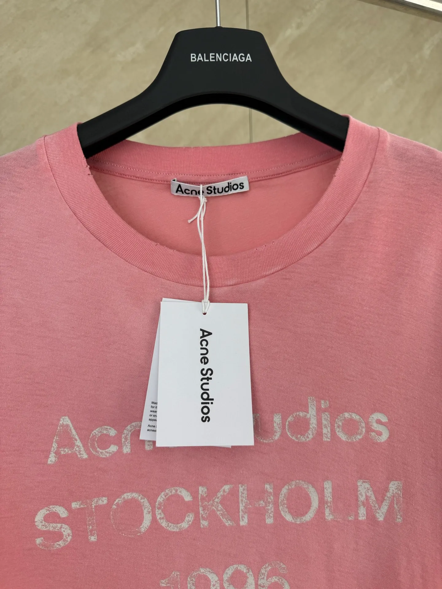 Acne Studio distressed pink fuzzy letter print short-sleeved T-shirt Size: S/M/L/XL Made of 145g/㎡ 85 cotton 15 linen blended jersey jersey. The fabric has been treated with enzyme stone washing and pre-shrinking shaping processes. It combines the softness of cotton and the natural Breathable texture of linen. The fabric surface presents a natural and subtle bamboo texture. The style is a slightly loose straight short long-sleeved cut. The neckline is made of a ribbed crew neck made of this material. The edges of the collar are frayed by hand with distressed raw edges. The inner collar is made of ring-stitched collar technology to resist stretching and sagging for a long time. The front of the body is printed with Retro crack glue printing technology and the ink is treated with aging cracks to restore the worn texture of the vintage. The shoulder seams and side seams are reinforced with four-thread overlock seams, and the cuffs and hem are closed with narrow hems and double-needle flat turning seams. The cotton and linen blended base has a matte washed matte color, with a distressed collar and Retro cracked printing. It combines natural linen and cotton blended fabrics, enzyme washing technology and a relaxed short long-sleeved silhouette, taking into account the suitability for both single wear and inner wear, and fully presents the fine washing and printing process details of Nordic Retro ready-to-wear.
